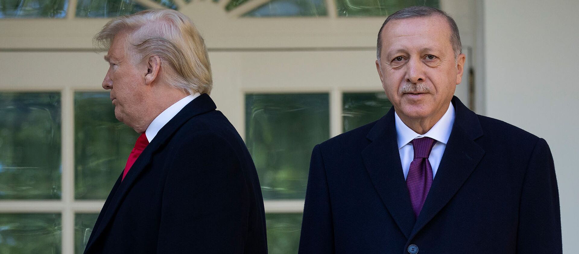 Президенты США Дональд Трамп уходит в Овальный кабинет после церемонии фотографирования с президентом Турции Реджепом Тайипом Эрдоганом (13 ноября 2019). Вашингтон - Sputnik Армения, 1920, 26.01.2021