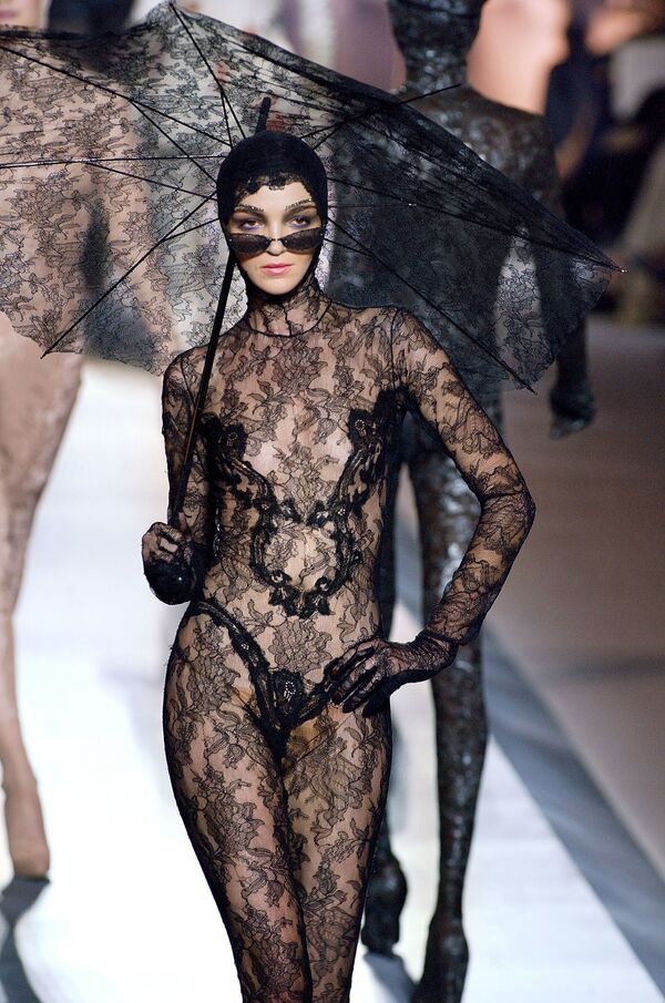Итальянская модель Мариякарла Босконо представляет творение французского модельера Жана Поля Готье в Париже - Sputnik Армения