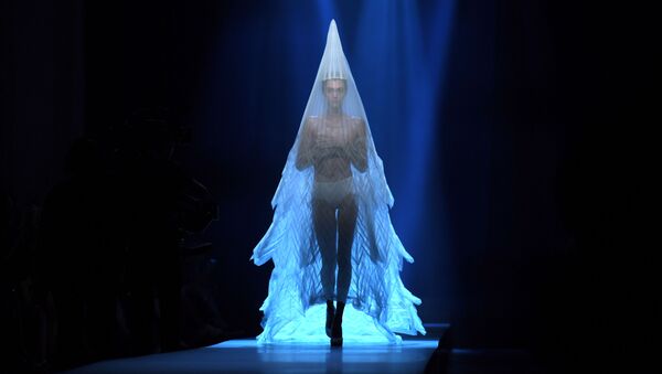 Модель представляет творение французского модельера Жана Поля Готье в Париже - Sputnik Армения