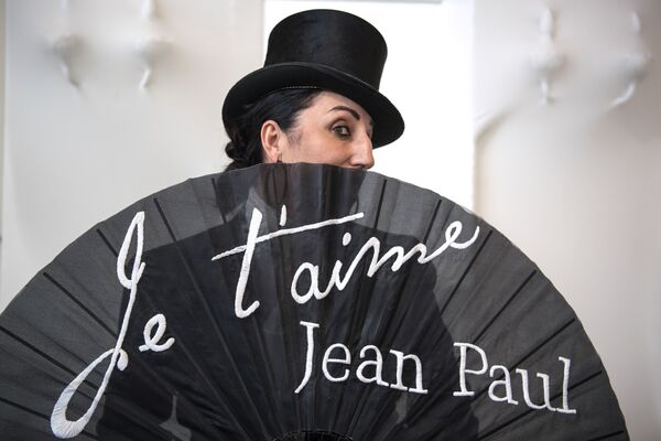 Испанская актриса Росси де Пальма представляет творение французского модельера Жана Поля Готье в Париже  - Sputnik Армения