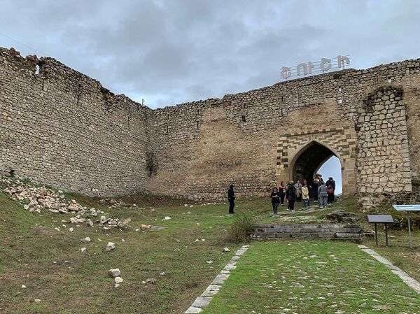Знаменитую Шушинскую крепость в Карабахе отреставрируют Знаменитую Шушинскую крепость в Карабахе отреставрируют - Sputnik Армения