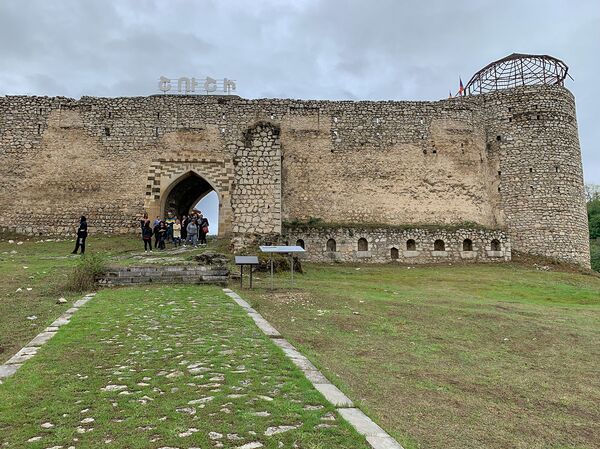 Знаменитую Шушинскую крепость в Карабахе отреставрируют Знаменитую Шушинскую крепость в Карабахе отреставрируют - Sputnik Армения
