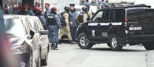Кадр дня: Предполагаемый стрелок уехал на машине врио главы полиции Кадр дня: Предполагаемый стрелок уехал на машине врио главы полиции - Sputnik Армения