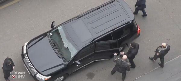 Օրվա կադր. ինչպես են տանում «Էրեբունի պլազայում» կրակողին. տեսանյութ Օրվա կադր. ինչպես են տանում «Էրեբունի պլազայում» կրակողին. տեսանյութ - Sputnik Արմենիա