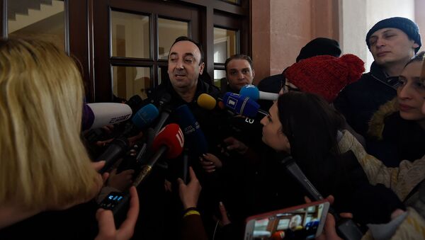 Председатель Конституционного суда Армении Грайр Товмасян отвечает на вопросы журналистов после проведения обыска СК (24 января 2020). Еревaн - Sputnik Армения