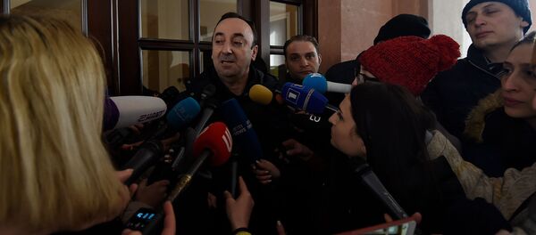 Председатель Конституционного суда Армении Грайр Товмасян отвечает на вопросы журналистов после проведения обыска СК (24 января 2020). Еревaн Председатель Конституционного суда Армении Грайр Товмасян отвечает на вопросы журналистов после проведения обыска СК (24 января 2020). Еревaн - Sputnik Армения