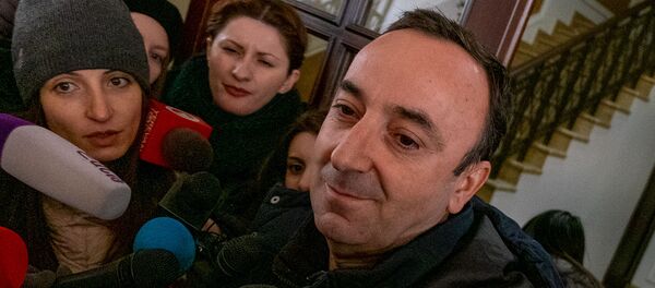 Председатель Конституционного суда Армении Грайр Товмасян отвечает на вопросы журналистов после проведения обыска СК (24 января 2020). Еревaн Председатель Конституционного суда Армении Грайр Товмасян отвечает на вопросы журналистов после проведения обыска СК (24 января 2020). Еревaн - Sputnik Армения