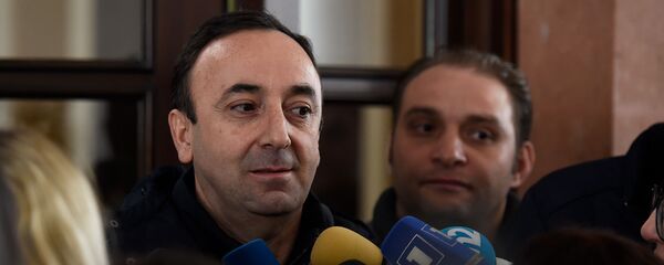 Председатель Конституционного суда Армении Грайр Товмасян отвечает на вопросы журналистов после проведения обыска СК (24 января 2020). Еревaн Председатель Конституционного суда Армении Грайр Товмасян отвечает на вопросы журналистов после проведения обыска СК (24 января 2020). Еревaн - Sputnik Армения
