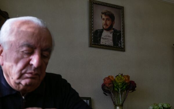 Дед погибшего Дживана Арутюняна, Дживан Арутюнян, на фоне портрета внука - Sputnik Армения