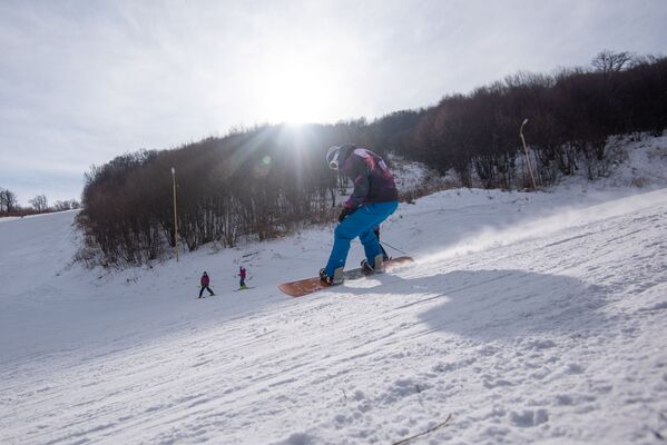 В феврале  растет число лыжников и сноубордистов из России - Sputnik Армения