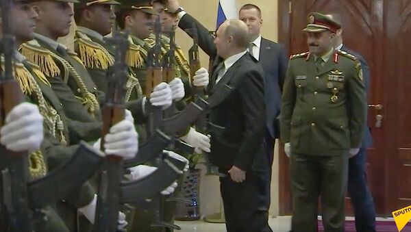 Путин поднял фуражку, упавшую с солдата почетного караула в Вифлееме - Sputnik Արմենիա