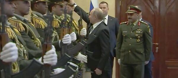 Путин поднял фуражку, упавшую с солдата почетного караула в Вифлееме - Sputnik Արմենիա