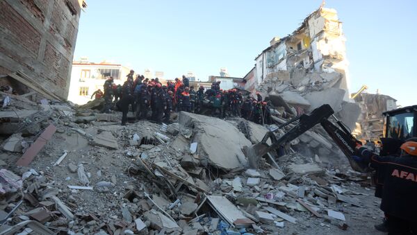 Спасатели работают на рухнувшем здании после землетрясения в Элязыге (25 января 2020). Турция - Sputnik Армения