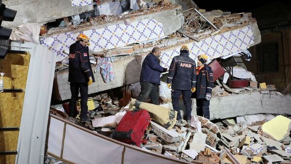 Спасатели работают на рухнувшем здании после землетрясения в Элязыге (25 января 2020). Турция - Sputnik Արմենիա