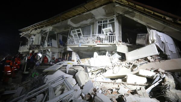 Спасатели работают на рухнувшем здании после землетрясения в Элязыге (25 января 2020). Турция - Sputnik Армения