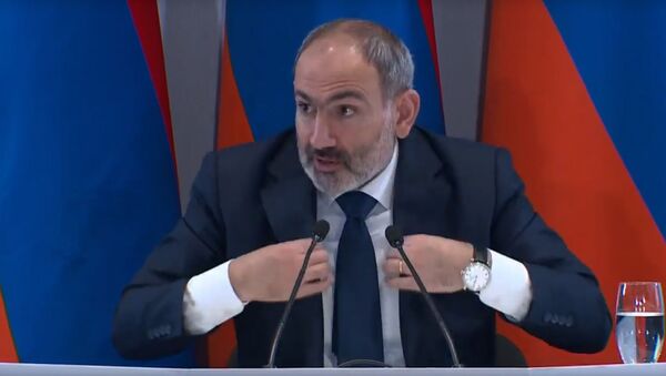 Премьер-министр Никол Пашинян отвечает на вопрос про разницу костюма во время пресс-конференции (25 января 2020). Капан - Sputnik Армения