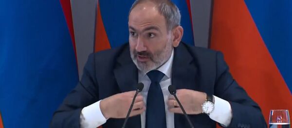 Премьер-министр Никол Пашинян отвечает на вопрос про разницу костюма во время пресс-конференции (25 января 2020). Капан Премьер-министр Никол Пашинян отвечает на вопрос про разницу костюма во время пресс-конференции (25 января 2020). Капан - Sputnik Армения