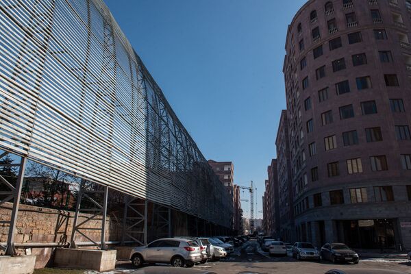 Նախկին վարչապետի տան` 3-4 հարկանի շենքի բարձրությամբ պատնեշը բողոքի ալիք է բարձրացրել - Sputnik Արմենիա