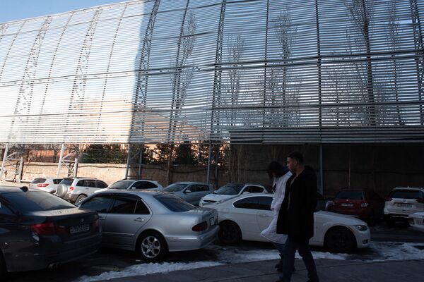 Նախկին վարչապետի տան` 3-4 հարկանի շենքի բարձրությամբ պատնեշը բողոքի ալիք է բարձրացրել - Sputnik Արմենիա