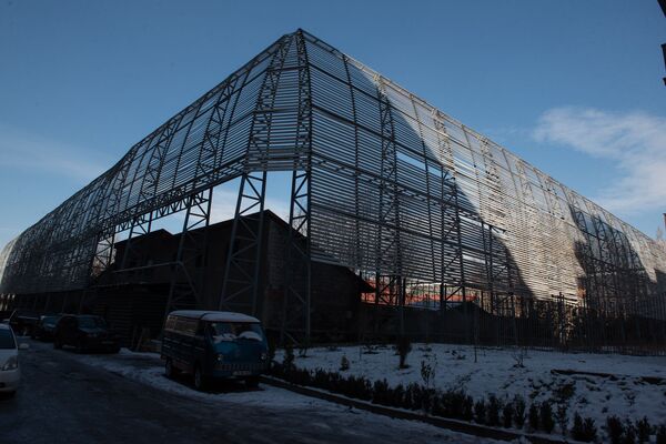 Забор высотой с 4-этажный дом: ограждение экс-премьера Карапетяна мешает жителям квартала Забор высотой с 4-этажный дом: ограждение экс-премьера Карапетяна мешает жителям квартала - Sputnik Армения