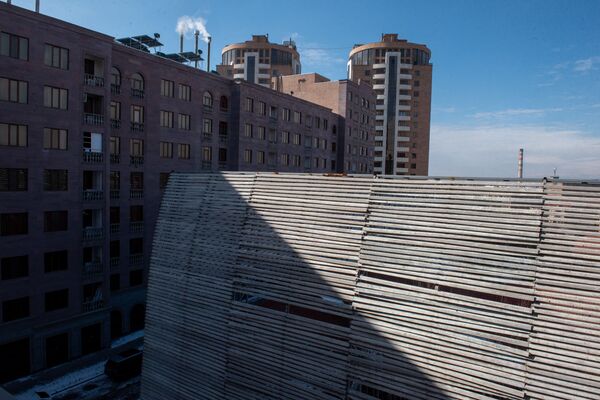 Забор высотой с 4-этажный дом: ограждение экс-премьера Карапетяна мешает жителям квартала Забор высотой с 4-этажный дом: ограждение экс-премьера Карапетяна мешает жителям квартала - Sputnik Армения