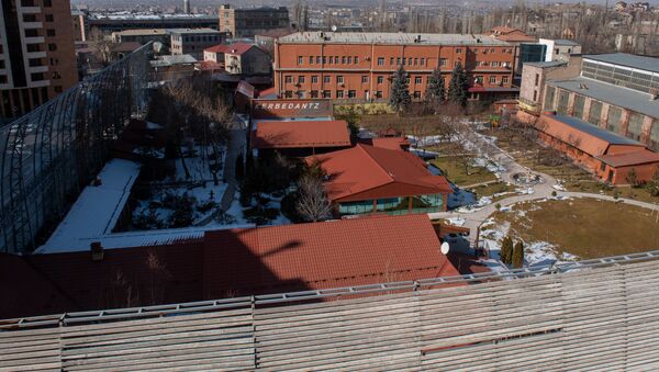 Вид на дом Карена Карапетяна с верхних этажей соседних зданий в жилом районе Ераз - Sputnik Армения