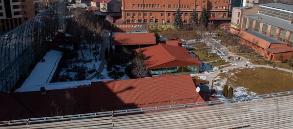 Вид на дом Карена Карапетяна с верхних этажей соседних зданий в жилом районе Ераз - Sputnik Армения
