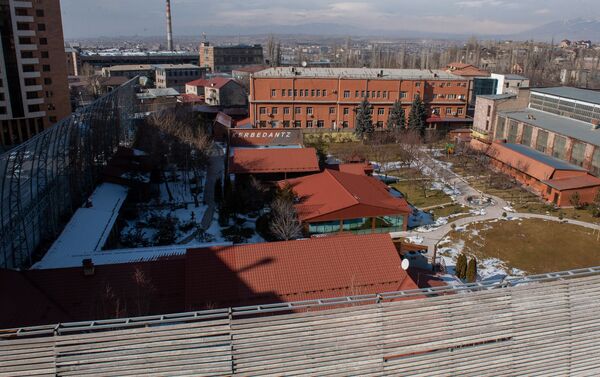 Вид на дом Карена Карапетяна с верхних этажей соседних зданий в жилом районе Ераз - Sputnik Армения