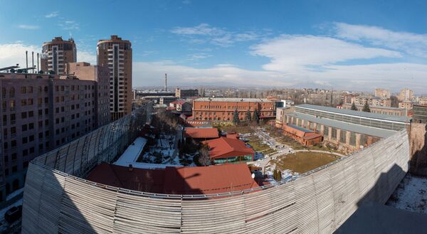 Забор высотой с 4-этажный дом: ограждение экс-премьера Карапетяна мешает жителям квартала Забор высотой с 4-этажный дом: ограждение экс-премьера Карапетяна мешает жителям квартала - Sputnik Армения