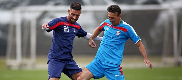 Нападающий сборной Ирана Ашкан Деджага (слева) и Маркар Агаджанян во время тренировки на ЧМ по футболу 2014 года (14 июня 2014). Сан-Паулу - Sputnik Армения