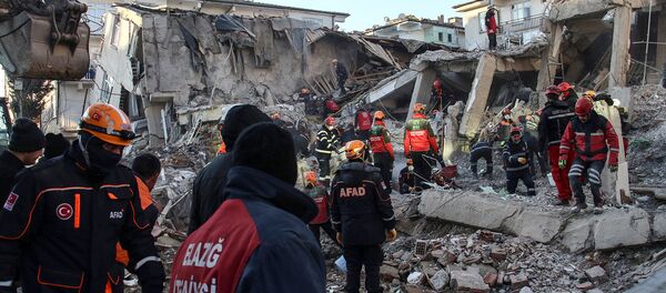Спасатели пытаются спасти людей, оказавшихся под завалами после сильного землетрясения в восточной Турции (26 января 2020). Элязыг - Sputnik Արմենիա