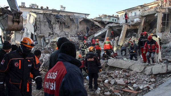 Спасатели пытаются спасти людей, оказавшихся под завалами после сильного землетрясения в восточной Турции (26 января 2020). Элязыг - Sputnik Արմենիա