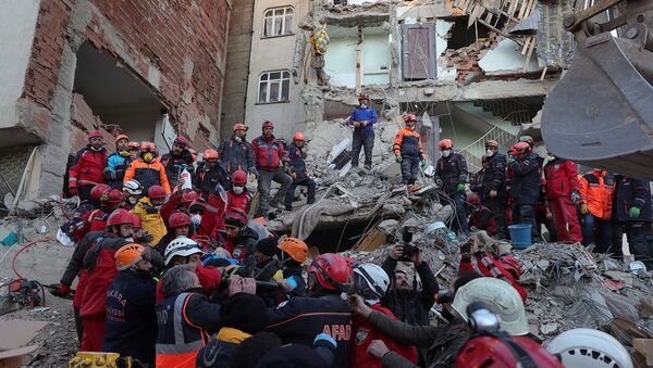 Спасатели пытаются спасти людей, оказавшихся под завалами после сильного землетрясения в восточной Турции (26 января 2020). Элязыг - Sputnik Армения