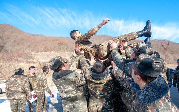 Солдаты одной из воинских частей поздравляют демобилизованного сослуживца - Sputnik Армения