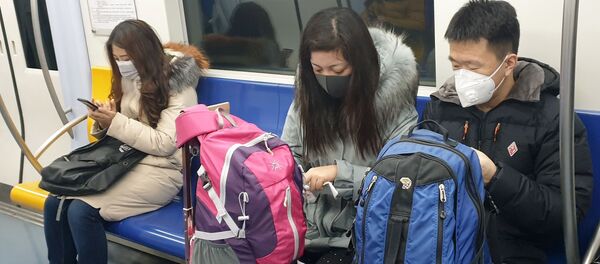 Пассажиры в защитных масках в вагоне метро в Пекине - Sputnik Արմենիա