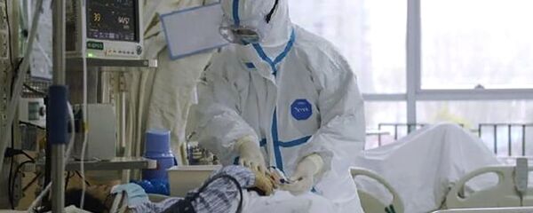 Врач в защитном костюме у постели больного коронавирусом 2019-nCoV в Центральном госпитале города Ухань, Китай (23 января 2020). - Sputnik Армения