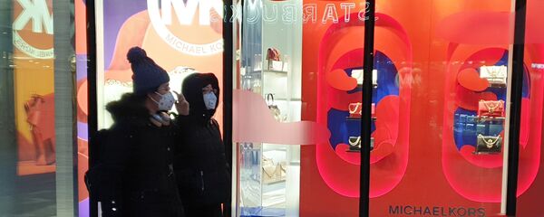 Прохожие в защитных масках на одной из улиц в Пекине Прохожие в защитных масках на одной из улиц в Пекине - Sputnik Армения