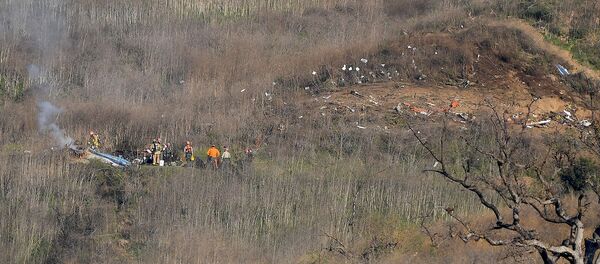 Спасатели удаляют тела погибших у разбившегося вертолета в Калифорнии (26 января 2020). Калабасас Спасатели удаляют тела погибших у разбившегося вертолета в Калифорнии (26 января 2020). Калабасас - Sputnik Армения