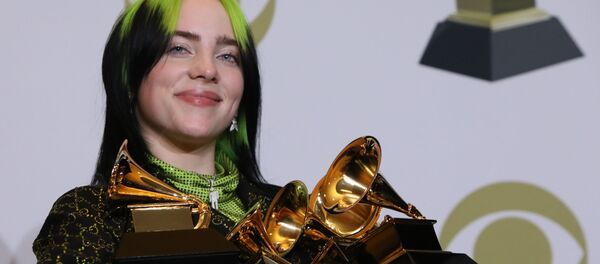 Билли Эйлиш позирует за кулисами со своими наградами Grammy (26 января 2020). Лос Анджелес - Sputnik Армения