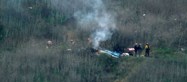 Сотрудники правоохранительных органов расследуют место крушения вертолета  в Калифорнии (26 января 2020). Калабасас - Sputnik Արմենիա