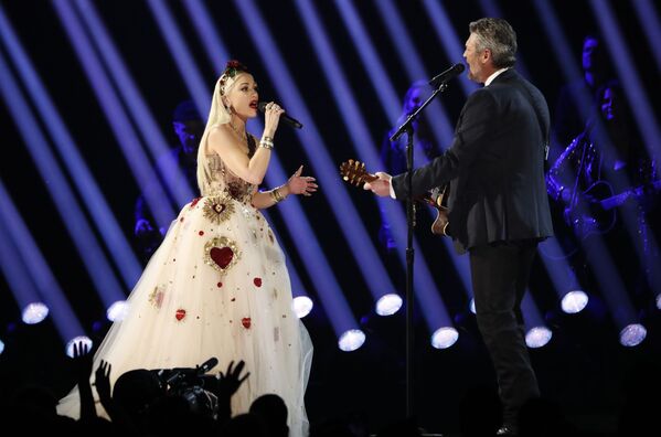 Певица Гвен Стефани во время выступления с певцом Блэйком Шелтоном на церемонии вручения Грэмми в Лос-Анджелесе - Sputnik Армения