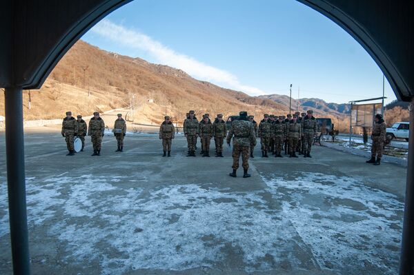«Եթե չհիշես մեզ, գլուխդ կջարդեմ». 1 օր զորամասում` զորացրվող զինվորների հետ. լուսանկարներ «Եթե չհիշես մեզ, գլուխդ կջարդեմ». 1 օր զորամասում` զորացրվող զինվորների հետ. լուսանկարներ - Sputnik Արմենիա