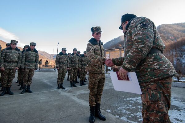 «Եթե չհիշես մեզ, գլուխդ կջարդեմ». 1 օր զորամասում` զորացրվող զինվորների հետ. լուսանկարներ «Եթե չհիշես մեզ, գլուխդ կջարդեմ». 1 օր զորամասում` զորացրվող զինվորների հետ. լուսանկարներ - Sputnik Արմենիա