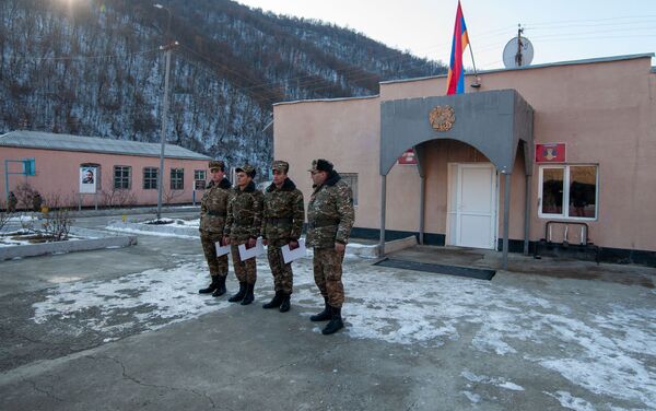 Заместитель командира одной из воинских частей поздравляет солдат с демобилизацией - Sputnik Армения