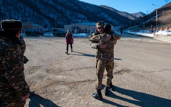 Заместитель командира одной из воинских частей поздравляет солдата с демобилизацией - Sputnik Армения
