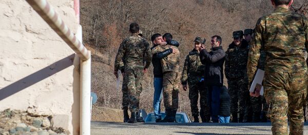 Встреча демобилизованных солдат с родственниками у КПП одной из воинских частей - Sputnik Արմենիա