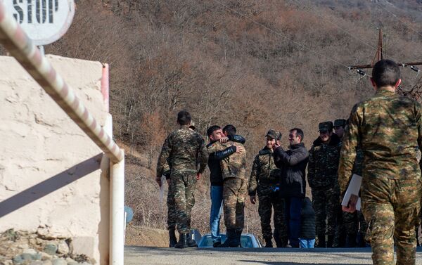 Встреча демобилизованных солдат с родственниками у КПП одной из воинских частей - Sputnik Армения