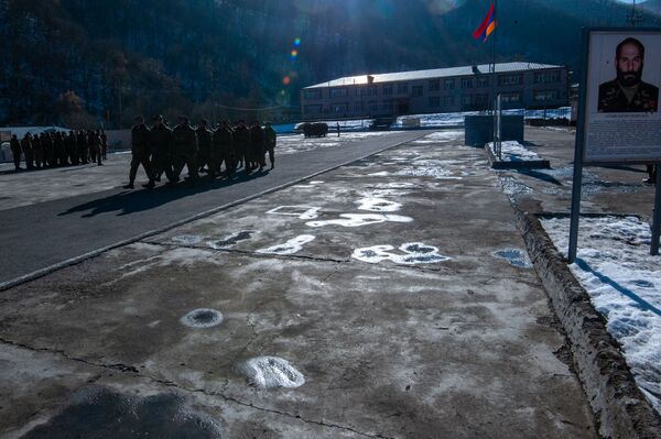 «Եթե չհիշես մեզ, գլուխդ կջարդեմ». 1 օր զորամասում` զորացրվող զինվորների հետ. լուսանկարներ «Եթե չհիշես մեզ, գլուխդ կջարդեմ». 1 օր զորամասում` զորացրվող զինվորների հետ. լուսանկարներ - Sputnik Արմենիա