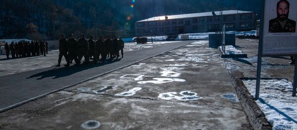 Солдаты одной из воинских частей на ежедневной тренировке по строевому шагу Солдаты одной из воинских частей на ежедневной тренировке по строевому шагу - Sputnik Արմենիա