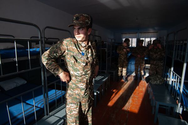 «Եթե չհիշես մեզ, գլուխդ կջարդեմ». 1 օր զորամասում` զորացրվող զինվորների հետ. լուսանկարներ «Եթե չհիշես մեզ, գլուխդ կջարդեմ». 1 օր զորամասում` զորացրվող զինվորների հետ. լուսանկարներ - Sputnik Արմենիա